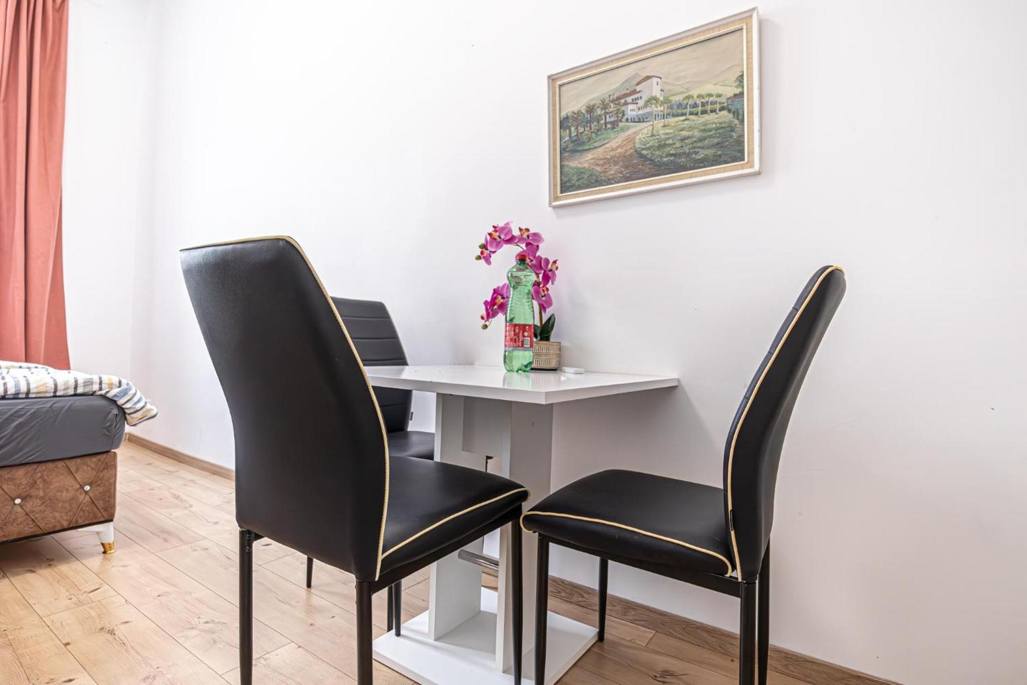 6 Min To Amusement Park - Economy Rooms In Shared Apartment Wien Exterior foto