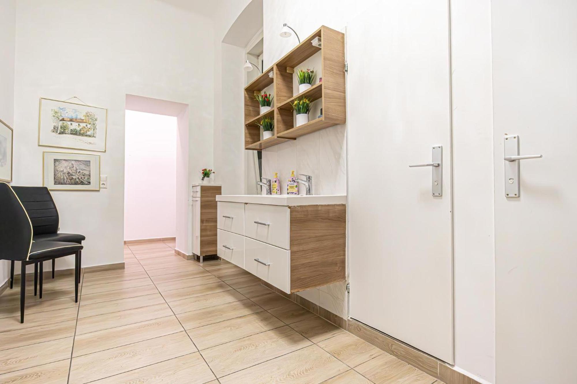 6 Min To Amusement Park - Economy Rooms In Shared Apartment Wien Exterior foto