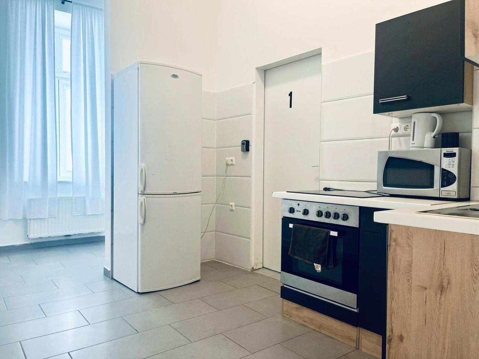 6 Min To Amusement Park - Economy Rooms In Shared Apartment Wien Exterior foto